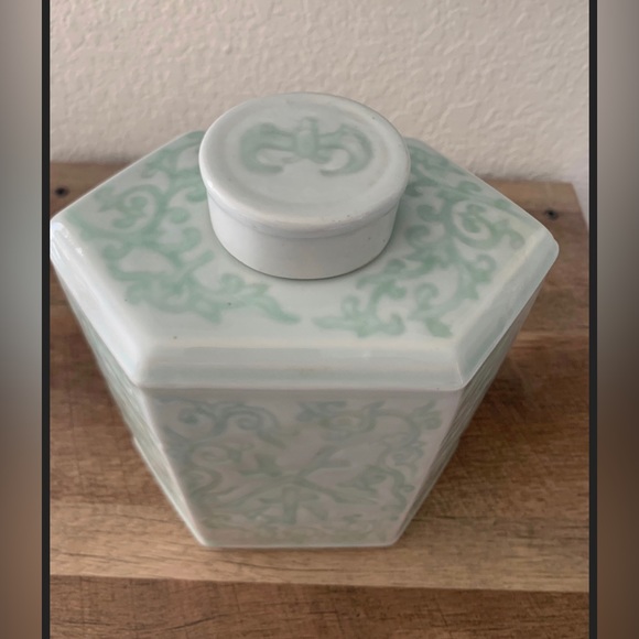 Beautiful Chinese Celadone glaze vase with lid. - Picture 2 of 8